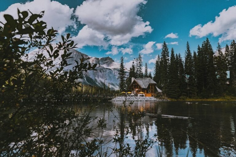 Quiet lakeside cabin in the mountains representing a peaceful calmcation