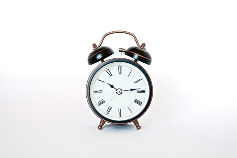Alarm clock illustrating social jetlag and weekend sleep schedule shifts